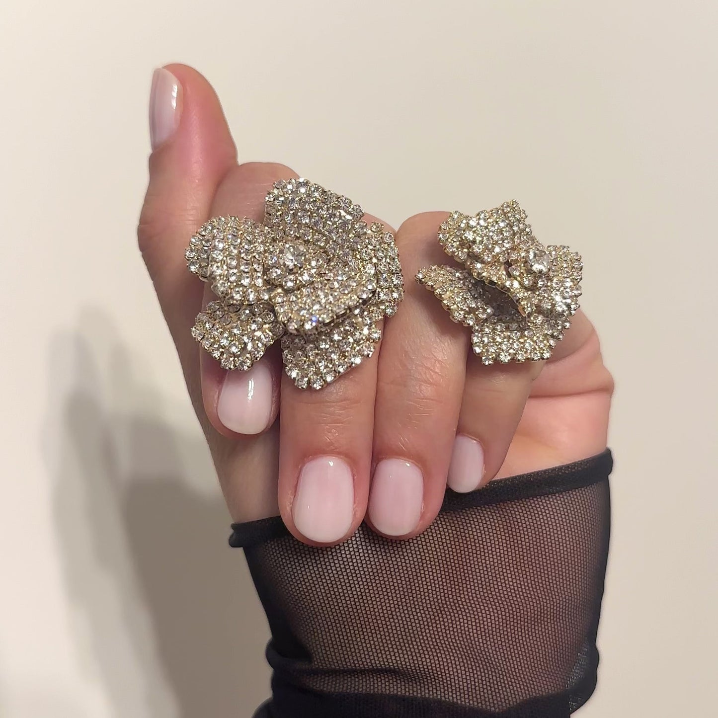 Pendientes “Camelia Dorada” – Cristales Brillantes