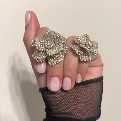 Pendientes “Camelia Dorada” – Cristales Brillantes