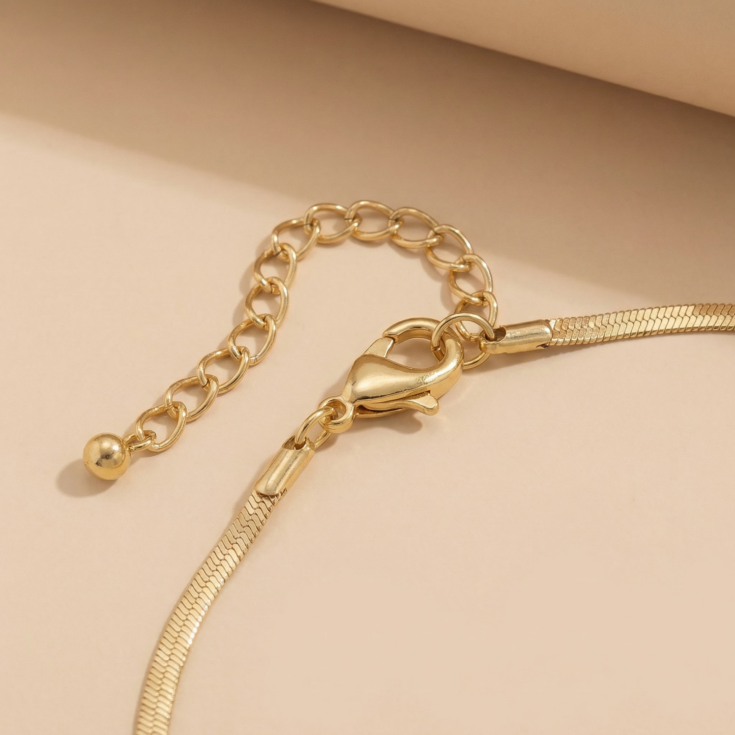 Collar V Minimal – Acero Inoxidable Dorado