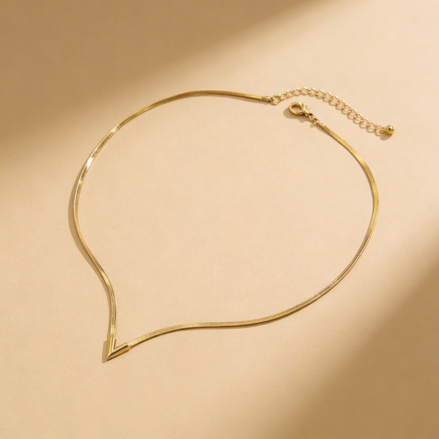 Collar V Minimal – Acero Inoxidable Dorado