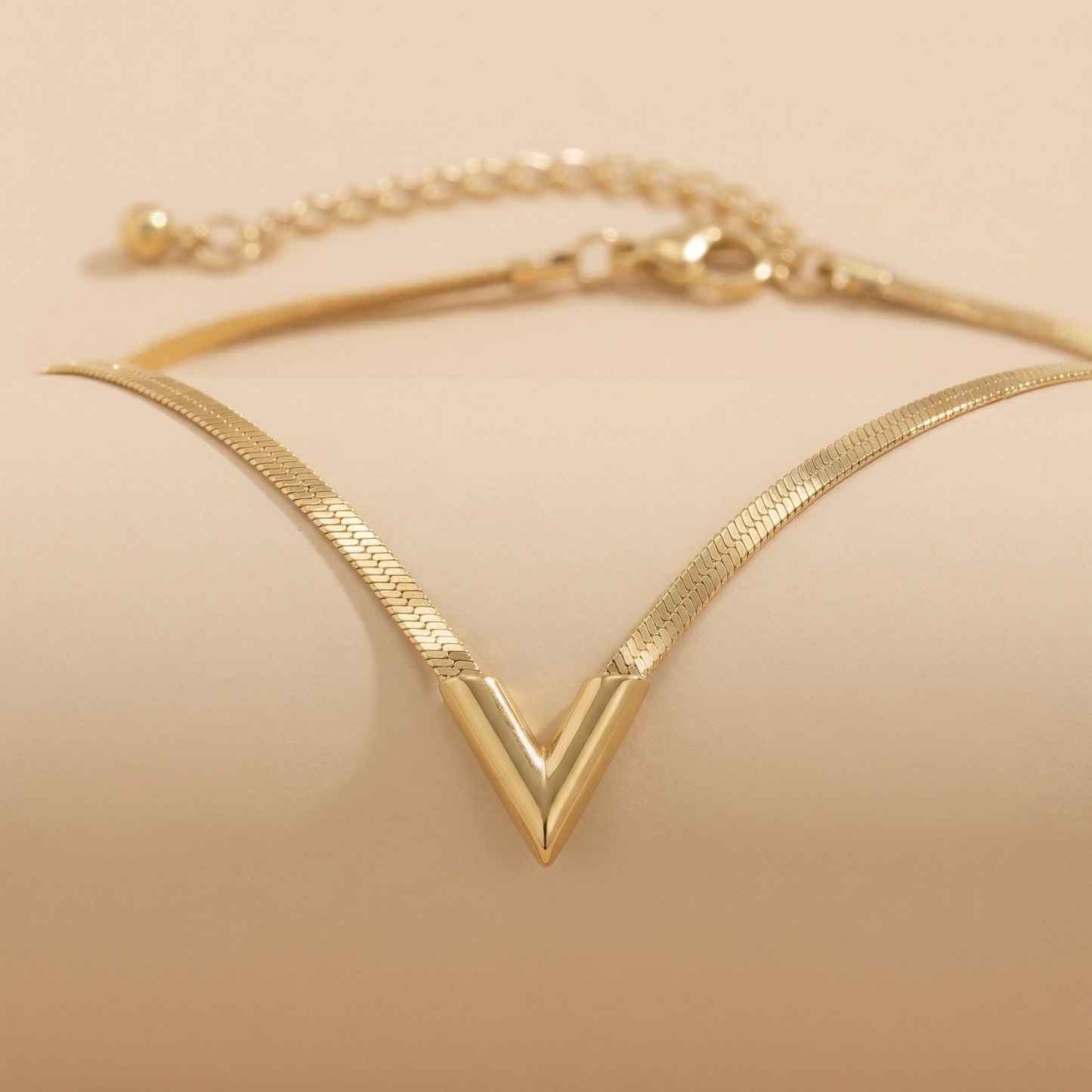 Collar V Minimal – Acero Inoxidable Dorado