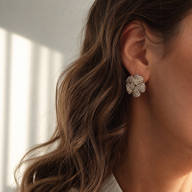 Pendientes “Camelia Dorada” – Cristales Brillantes